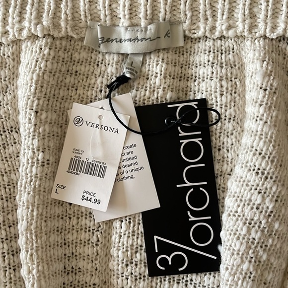 Sweater with fringe; size large - Picture 4 of 5